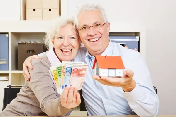 Idosos Analisando poupança e investimentos