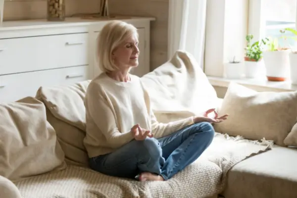 Idosa fazendo Mindfulness